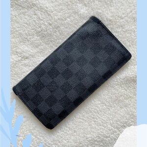 LV Damier Graphite wallet